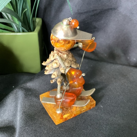 Vintage HTF Baltic Amber and pinecone skiing figure - Picture 4 of 8